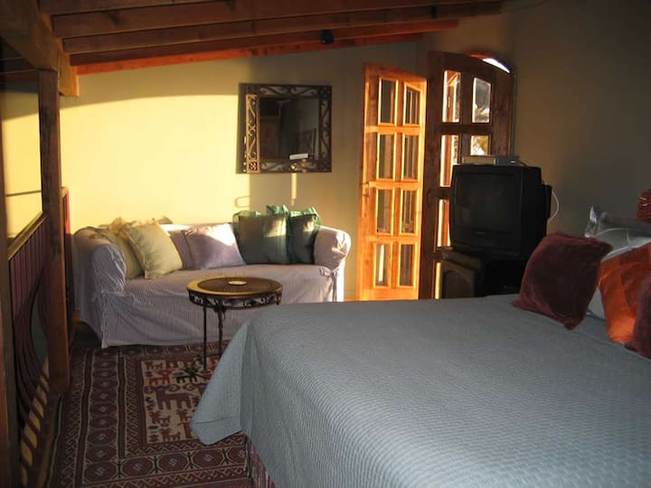 Ეს არის ლოფტის საძინებელი აივნითა და ხედით.