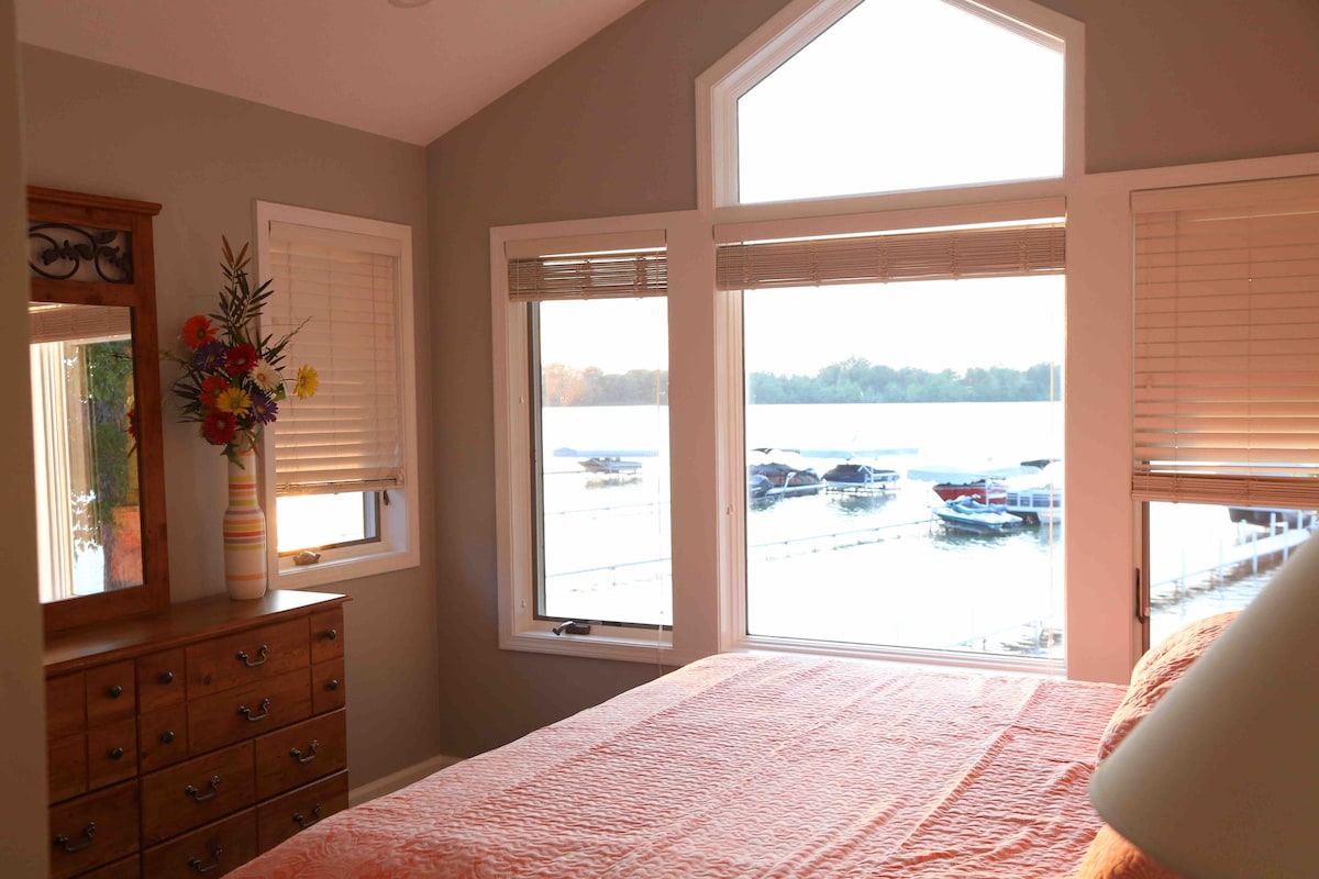Spavaća soba na katu s pogledom na jezero i bračnim krevetom