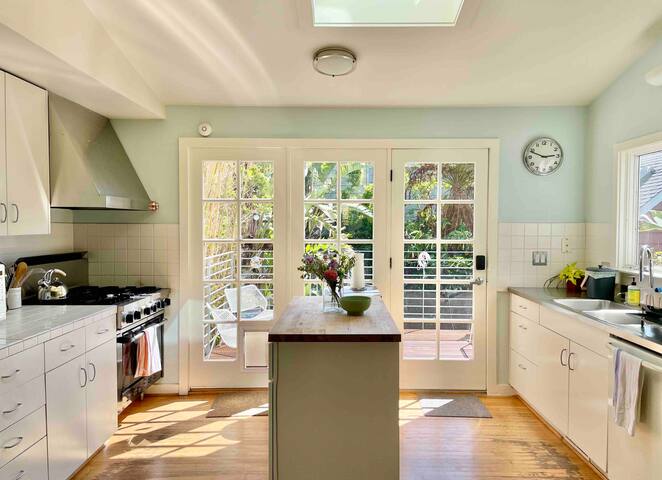 Modern family home in the sunny Mission gallery image 5