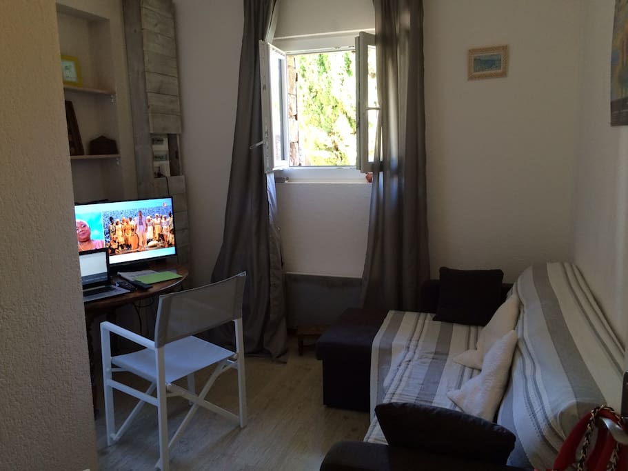 salon bureau indépendant avec convertible et connection wifi