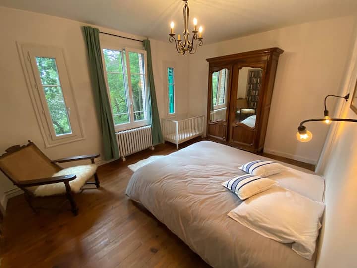 غرفة نوم مزدوجة بسرير بمقاس كينج أو سريرين 90+ سرير أطفال