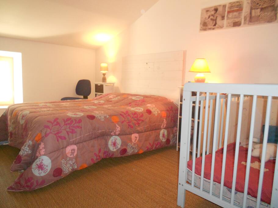 chambre n°4 = 1 grand lit et 1 lit de bébé
