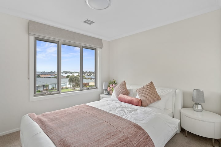 楼上的标准双人床卧室，俯瞰乡村景观