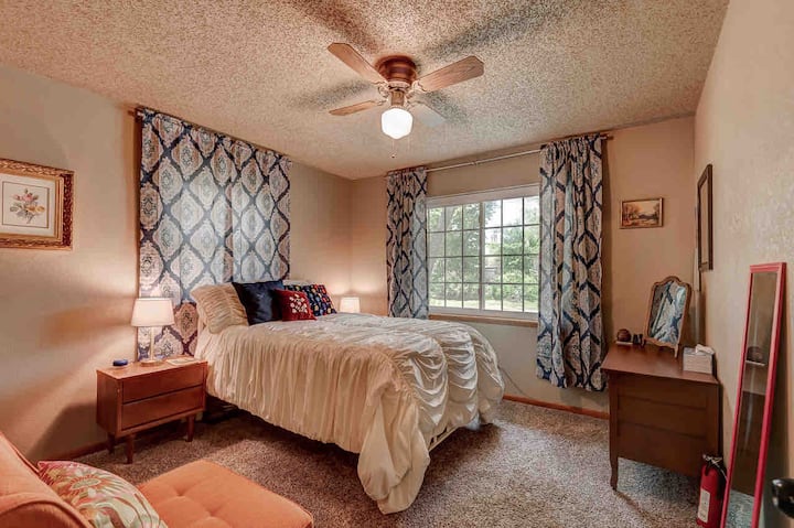 Spavaća soba nalazi se na prednjoj strani kuće. Bračni krevet, dva noćna ormarića, USB punjači. Stalak za prtljagu. Ostava za odjeću na stražnjoj strani ulaza i vrata ormara. Ormar je zaključan; tamo držim svoje osobne stvari. Živim ovdje povremeno i dijelim svoj dom s vama.