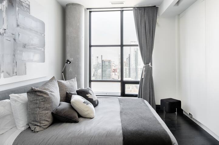 Corner Penthouse with Skyline and Lake View! gallery image 4