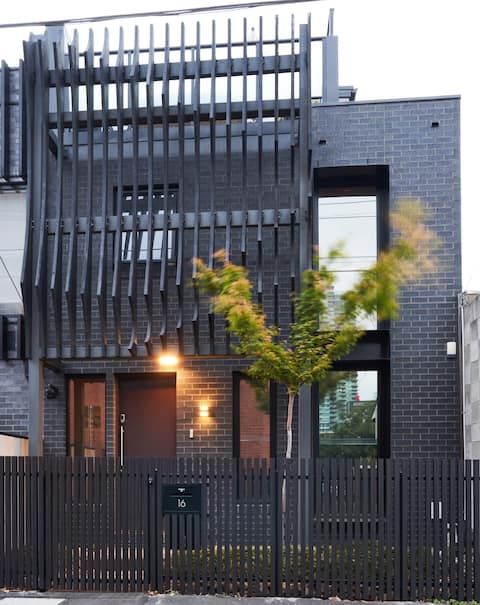 Top Airbnb: Brilliant Townhouse in Sensational Sth Melb. Law in South Melbourne