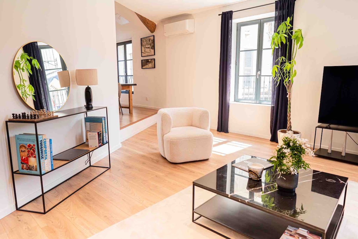 Annonce Airbnb populaire: Historic center heart Avignon streetVernet 100m2 à Avignon