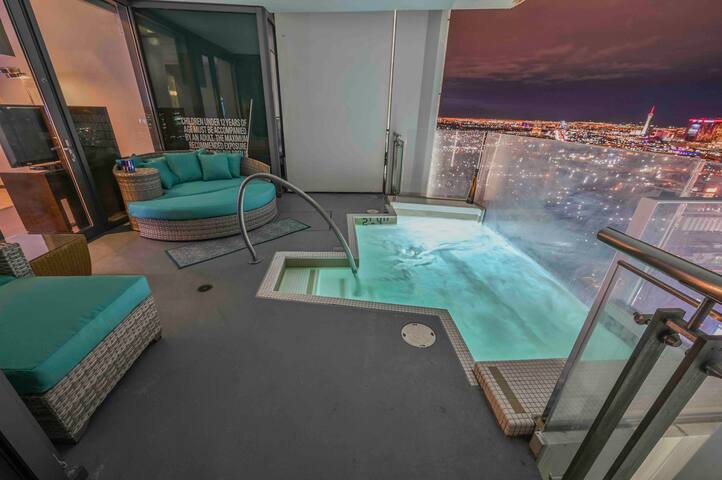 56 Luxurious Palms Place Penthouse gallery image 2