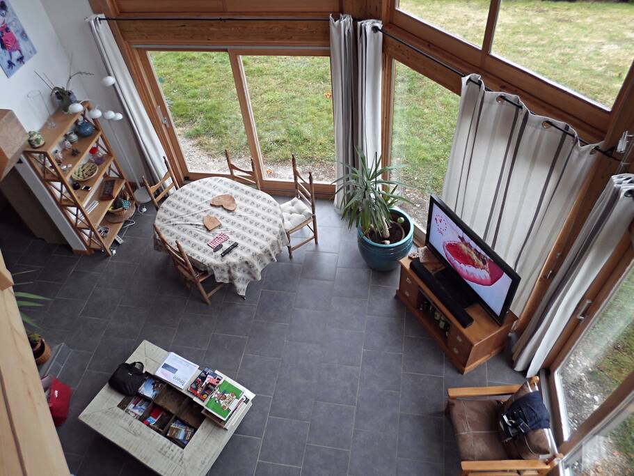 l'espace repas et télévision vus de la mezzanine à l'étage