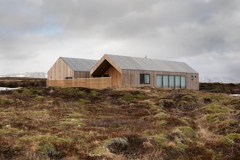 Luxury house, Golden Circle getaway, Private hot tub and sauna