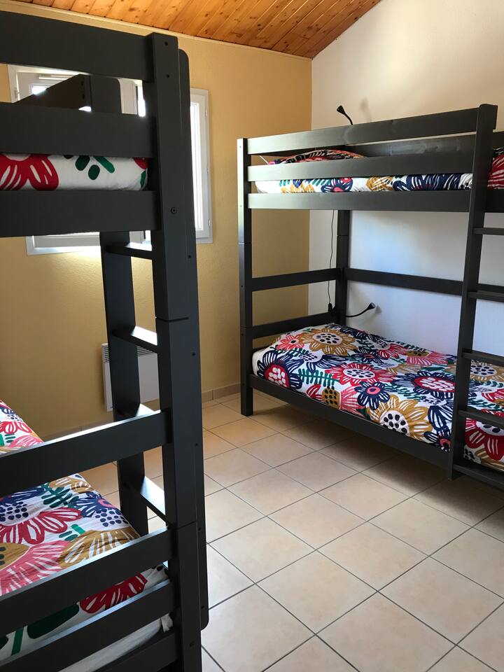 Ზემოთ, საძინებელი 2 ორსართულიანი საწოლით.