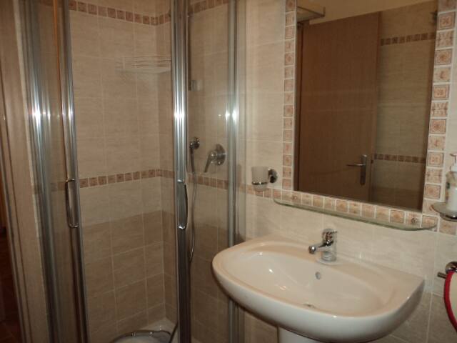 Romaurelia apt, 11 beds gallery image 5