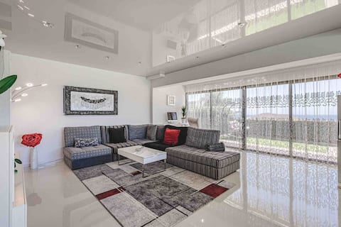 Top performing Airbnb: TROPICAL RELAXATION. LUXURY. SPECTACULAR VIEWS. in Adeje