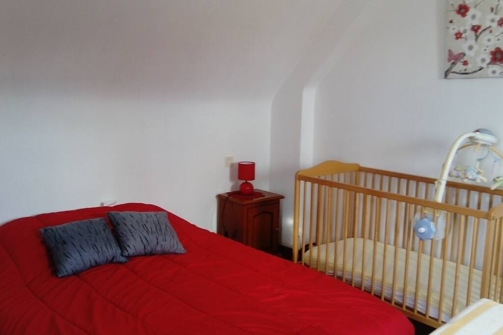 grande chambre à l étage, avec lit à barreaux