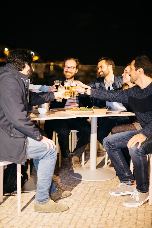 Show full-screen, host-provided image