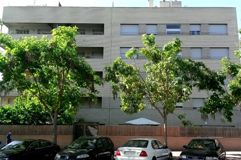Es el edificio de cuatro plantas de obra vista donde esta apartamento con terraza en la 3ª Planta.(No hay comercios)