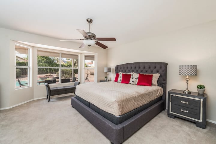 ห้องนอนใหญ่พร้อมวิวสระว่ายน้ำ