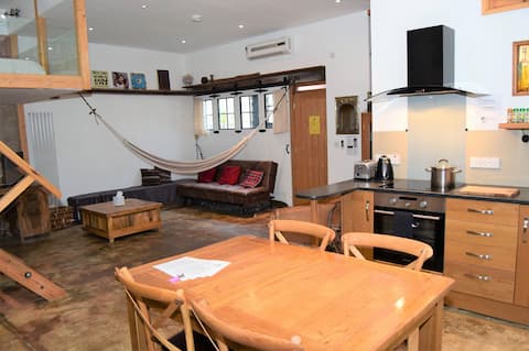 Spacious artists studio