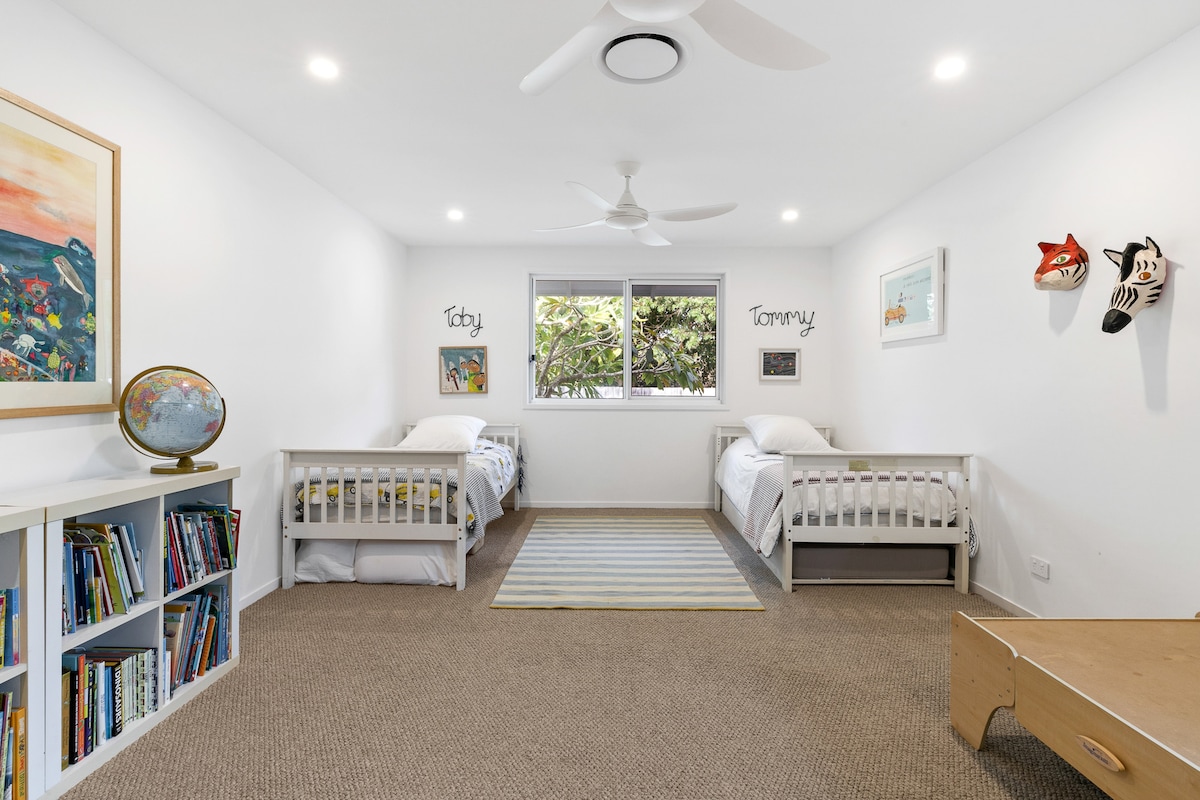 ห้องนอน 2 - เตียงเดี่ยว 3 เตียง (เตียงเดี่ยว 2 เตียงและเตียงคู่ 1 เตียง)