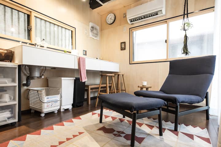 The blue sofa has been updated to a green sofa bed, and the blue ottoman is no longer provided. Please note that the carpet may be changed depending on the weather or season.
我們將藍色沙發改為綠色沙發。