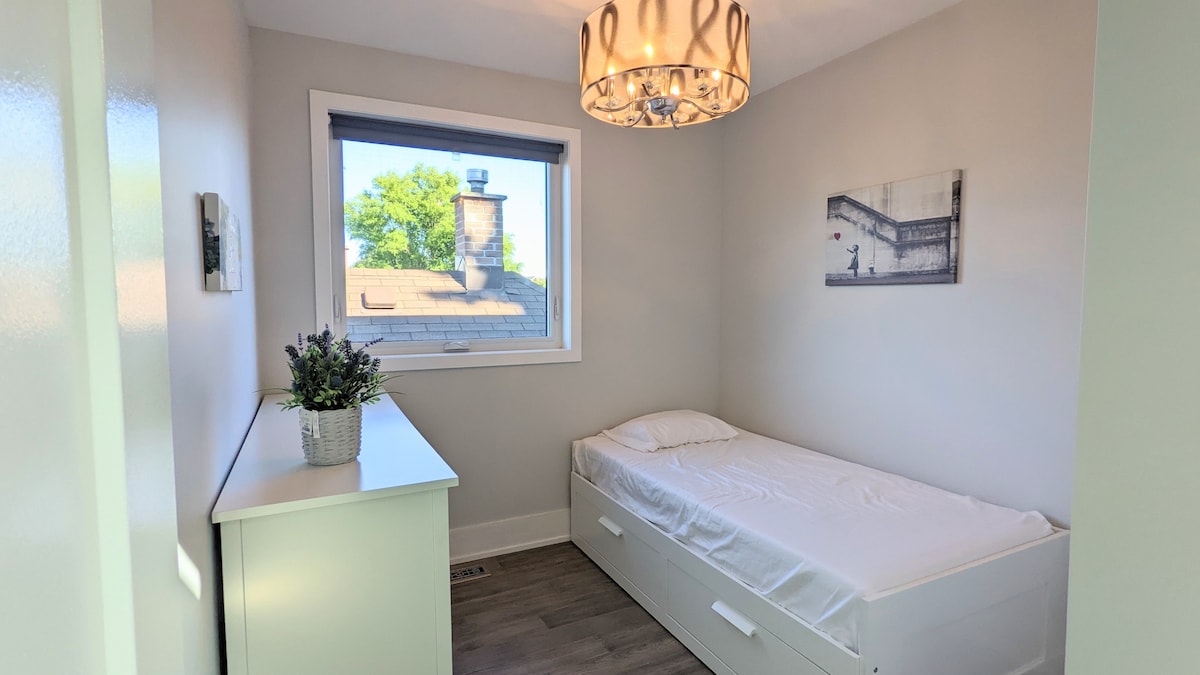 2-ри кат - спална соба бр. 3 - Се одликува со двоен кревет (не е проширен на оваа фотографија), голем прозорец, стол, гардеробер и плакар за складирање 