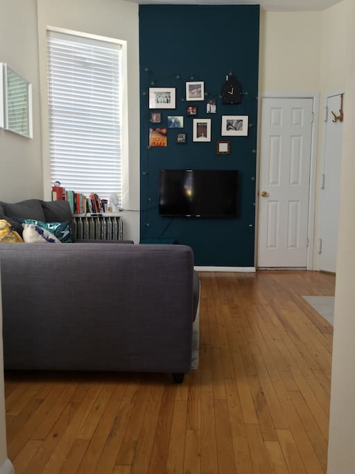Cosy, comfortable living / kitchen space, 40" TV with Netflix, AmazonPrime, Hulu & basic cable.