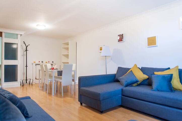 The Queensborough 2 Bed Apartment By Hyde Park gallery image 3