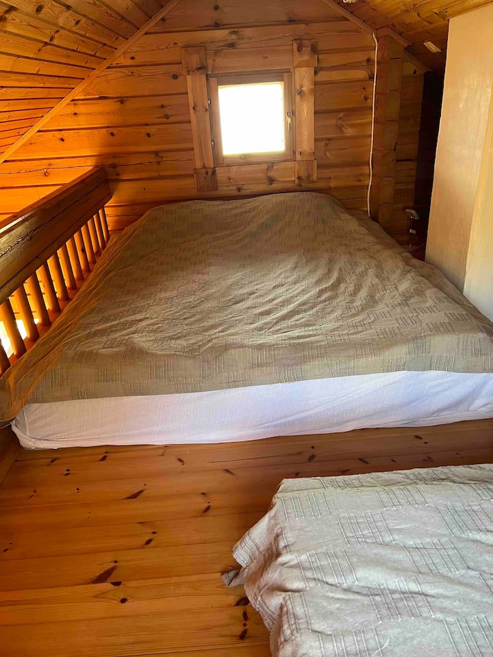 Strop dolnej sauny/chaty. Jedno lôžko 160 cm a jedno lôžko 80 cm.