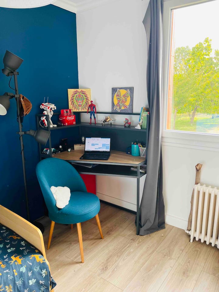 Zona de trabajo en la habitación con camas individuales