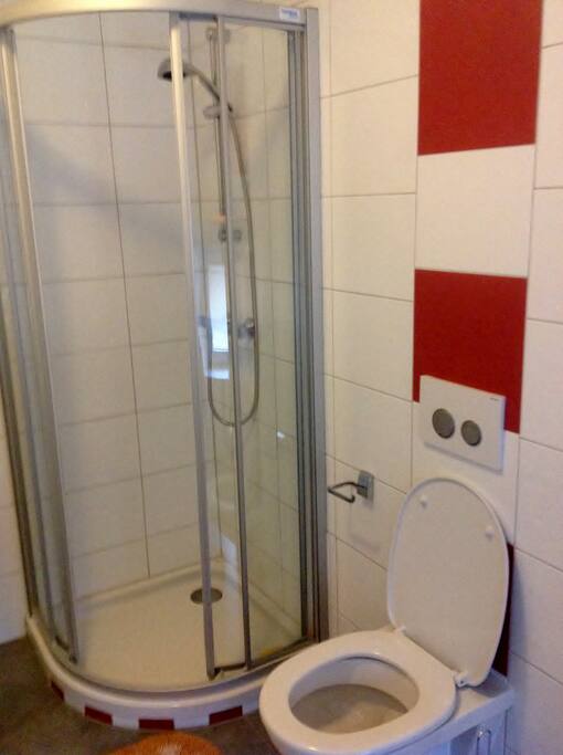 WC, Dusche, geräumig. Extra Waschmaschine !