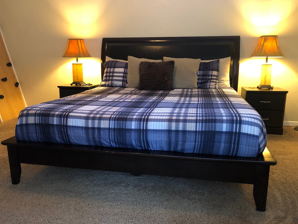 ที่นอนเมมโมรี่โฟมขนาดคิงไซส์ผนังปีนผานำไปสู่ห้องใต้หลังคาสำหรับเด็กพร้อมทีวีเครื่องที่สอง