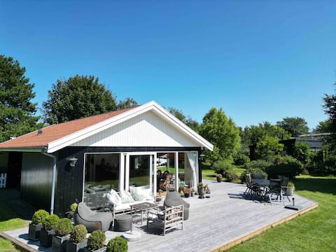 Nice family cottage close to the beach (6 min)