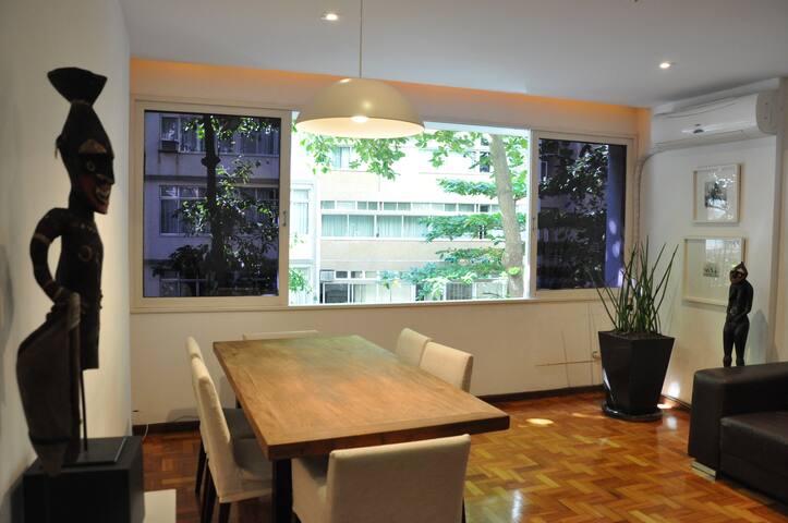 Elegante e Grande Apartamento em Copacabana