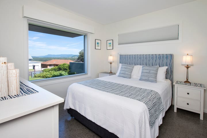 ห้องนอนชั้นล่าง 2 พร้อมห้องน้ำในตัว