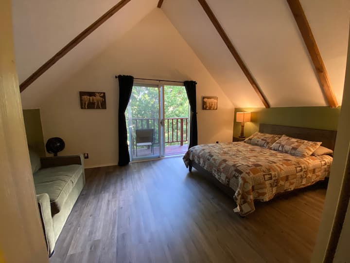 Habitación privada con terraza privada y pisos de vinilos nuevos 