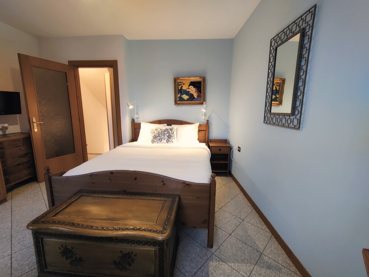 Главната спалня има двойно легло (1 метър) и гардероб за съхранение. Намира се на първия етаж. Можете да се насладите на невероятната гледка от втория балкон или да останете сгушени в леглото и да се насладите на гледката през прозореца.