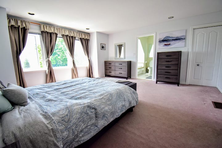 Priestranná hlavná spálňa s vlastnou kúpeľňou.  