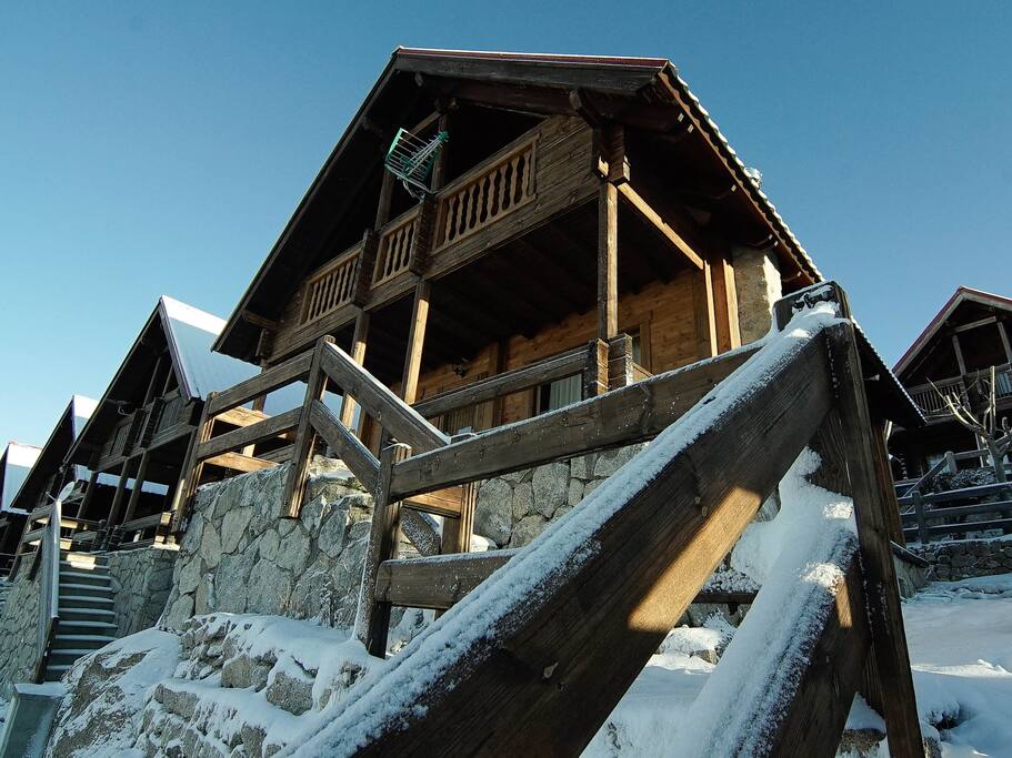 Chalé de Madeira no coração da Serra da Estrela, Penhas da Saúde. Capacidade para 6 pessoas. Possibilidade de hospedar 8 pessoas mediante consulta.