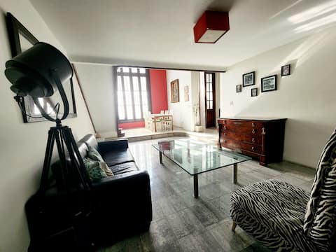 Anuncio de Airbnb popular: SanTelmo Unique House 4 floors Full Terrace Pool en Constitución