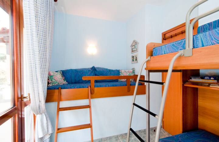 מיטת קומתיים ומיטה מובנית בקומה הראשונה (חדר שני לילדים או למבוגרים)