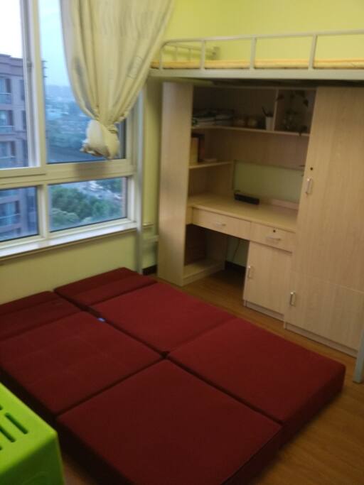 can be 3 beds
最多可以住三人