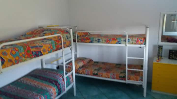 קודם כל, חדר שינה עם מיטות.