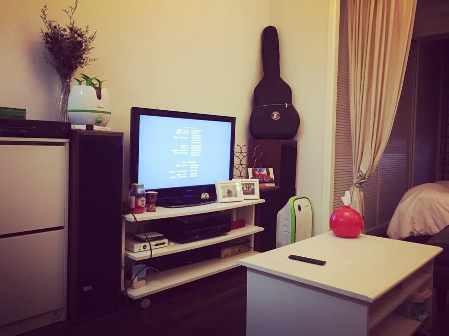 客厅,配有液晶电视、空气净化器、加湿器、hifi音箱小米盒子网络电视。