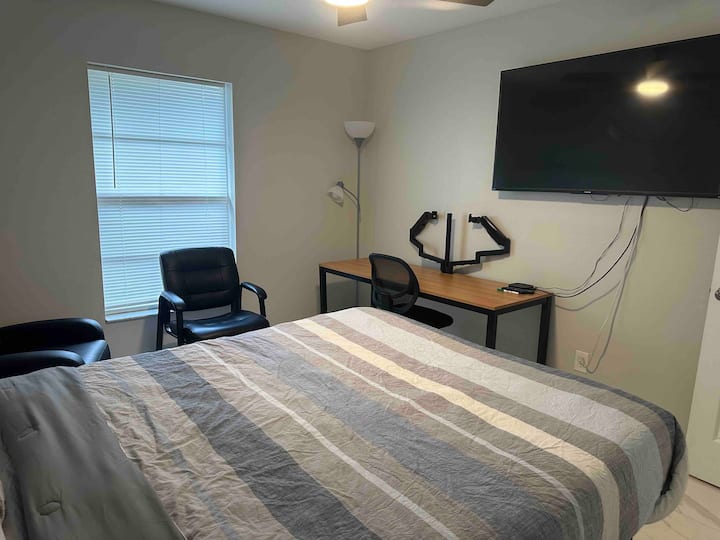 2. Schlafzimmer mit 55-Zoll-Fernseher vorhanden