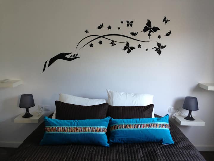 Bright Cosy Apartment-beach8 mins!