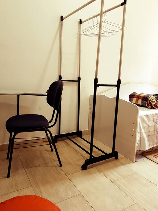 Arara para roupas em cabides.