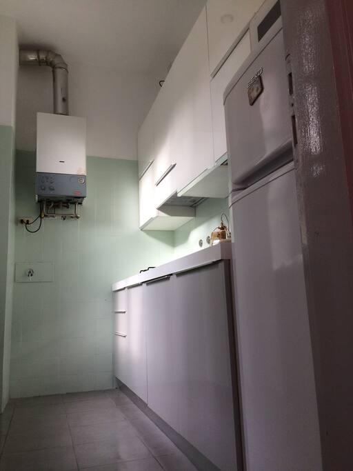 Cucina con gas, microonde ,bollitore acqua, frigorifero e lavastoviglie