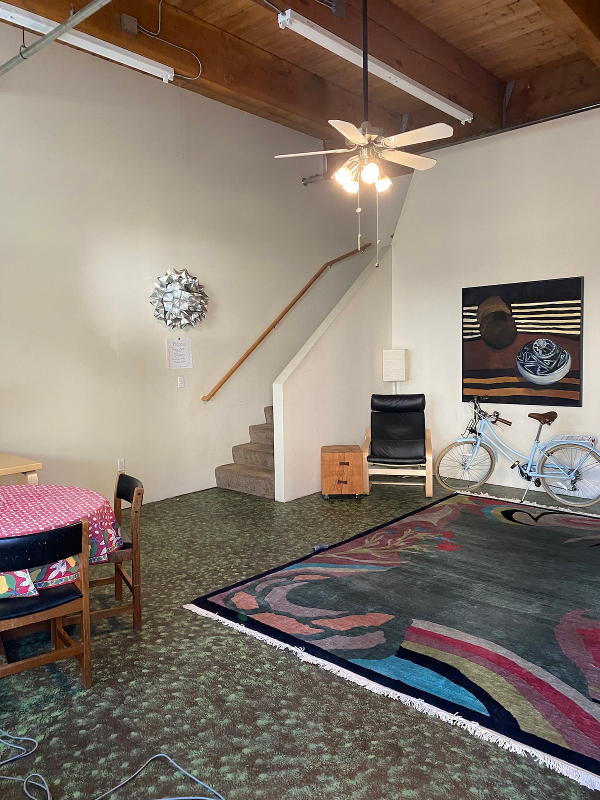 סטודיו בקומת הקרקע/חלל גלריה/חדר אירועים או מקום אחסון. זה החדר שדלת הכניסה נפתחת אליו. יש דלתות כפולות בחזית, ומקום החניה השמור נמצא במרחק של 4 מטרים. הרבה מקום אחסון בטוח לאופניים, מזוודות וכו '. 