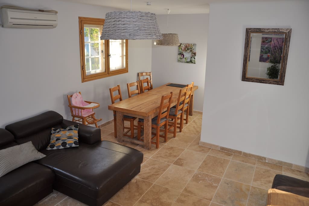Coin salle à manger pouvant accueillir 8 personnes + 1 bébé