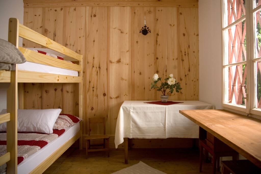 Kinderzimmer mit Stockbetten und Holzofen